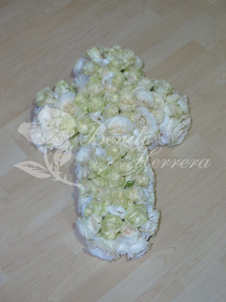 Cruz funeraria de rosas 3 Cruz funeraria de rosas 3
