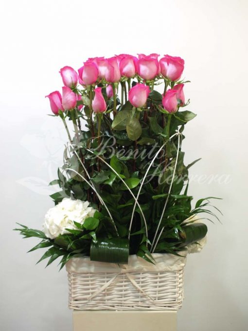 Cesta lazo de mimbre con rosas fucsias 3