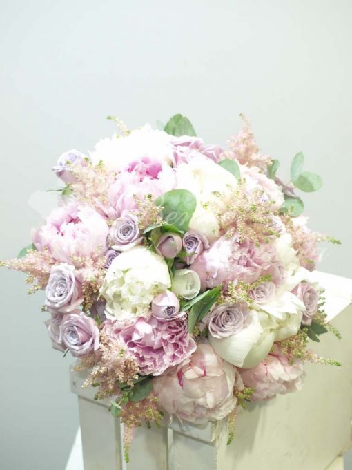 Bouquet variado con peonias 4