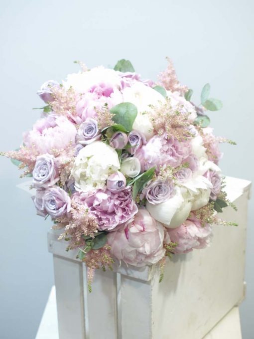 Bouquet variado con peonias 3