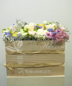 Caja alta madera con flores de temporada variadas. 6