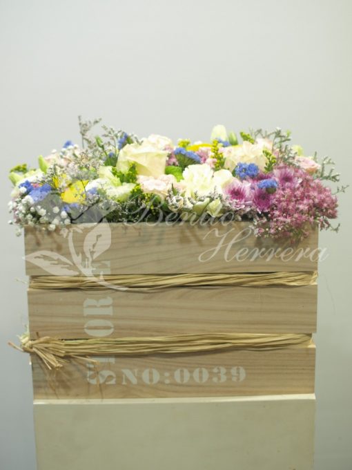 Caja alta madera con flores de temporada variadas. 4