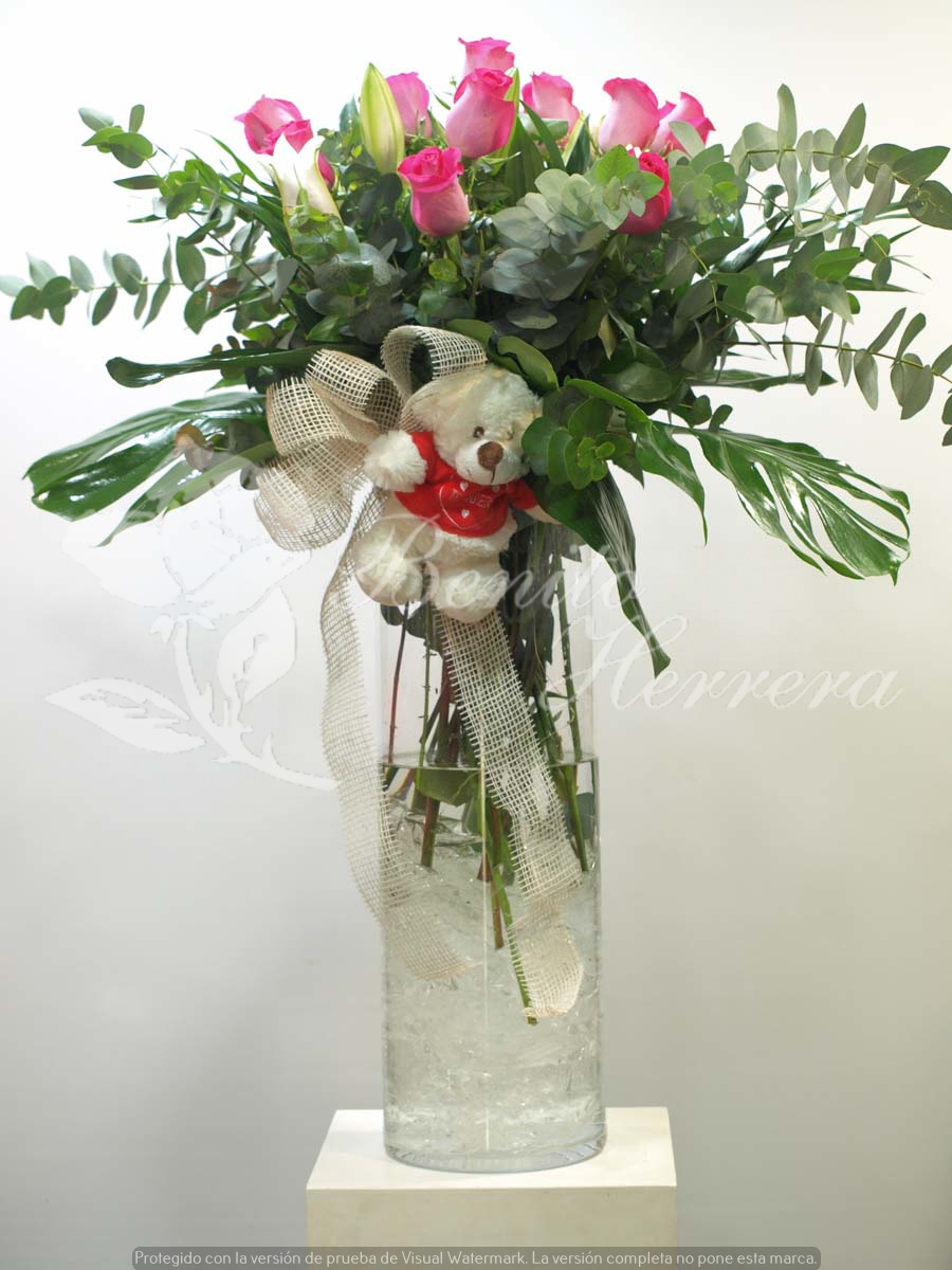 Jarrón de cristal con 12 rosas y oso 3