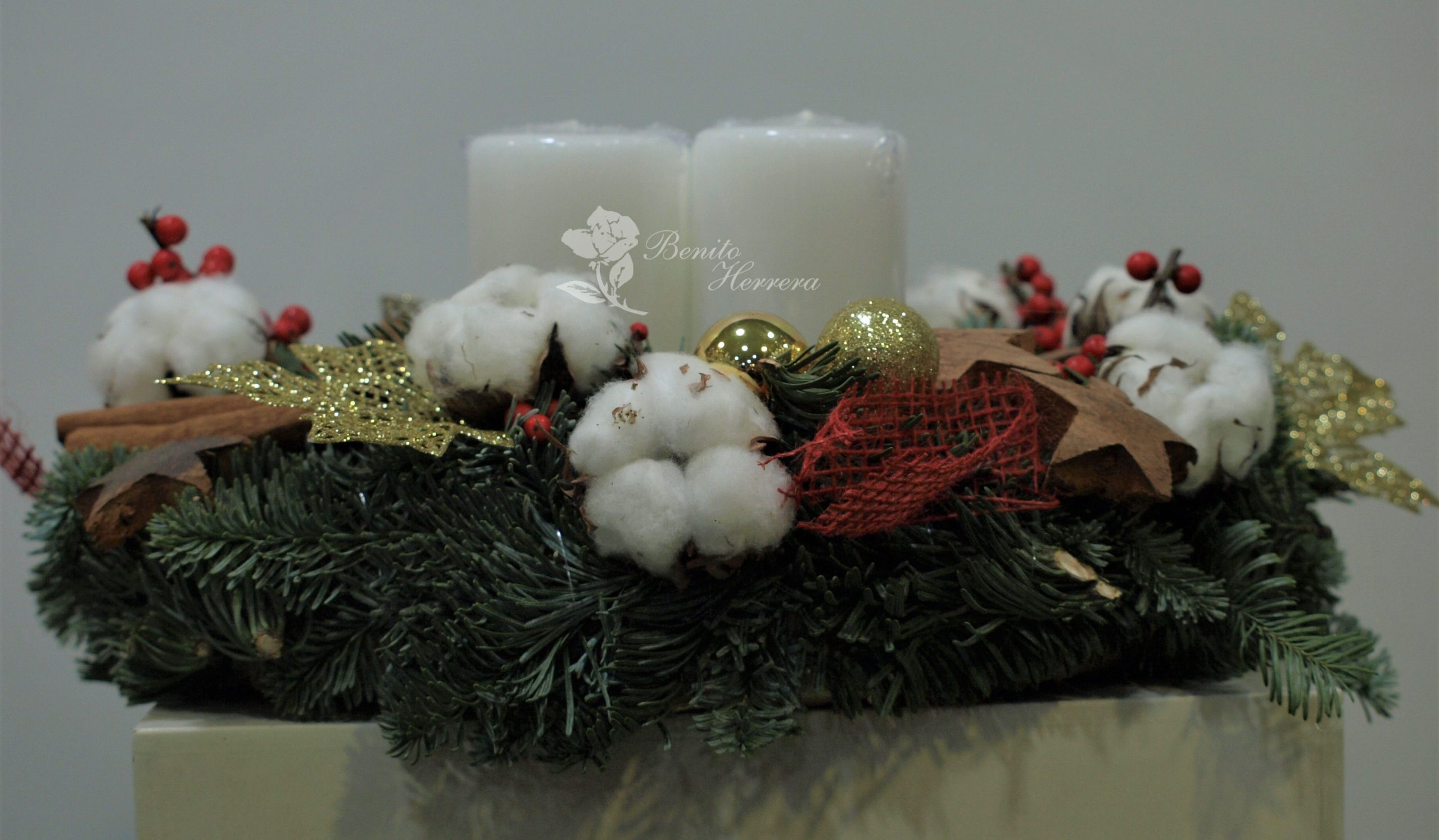 Corona de navidad con plato para la mesa 4