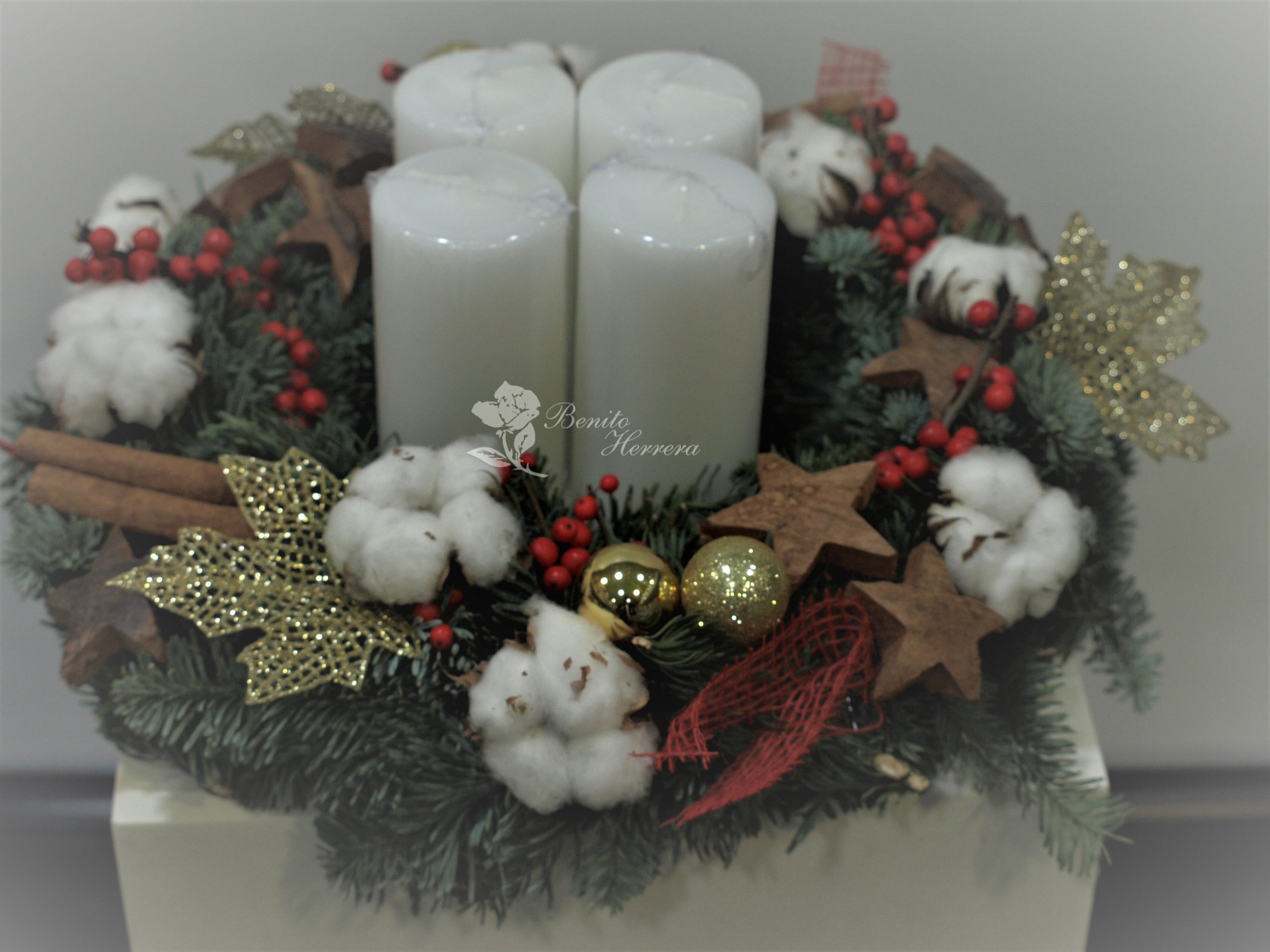 Corona de navidad con plato para la mesa 3