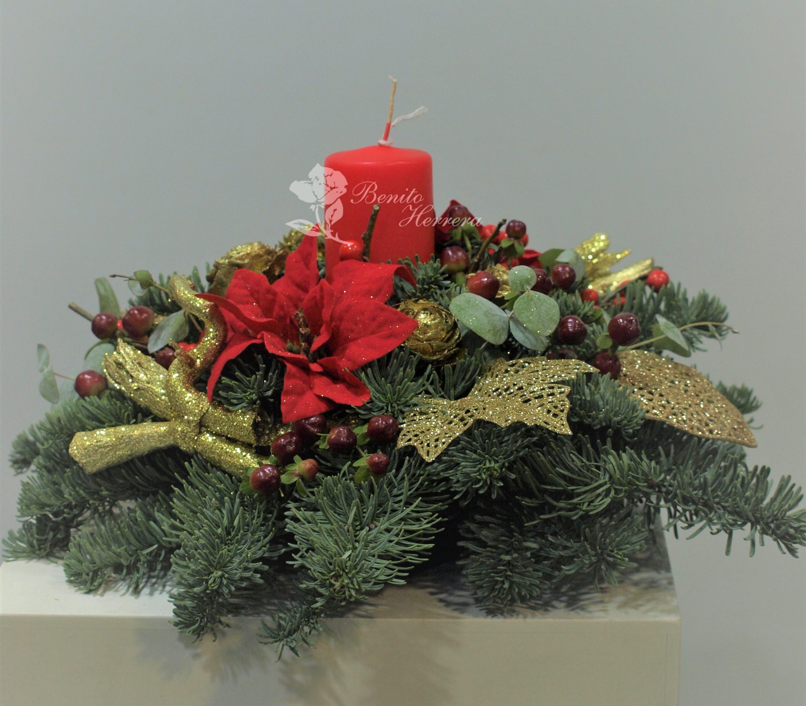 Centro de mesa redondo rojo y oro. 4