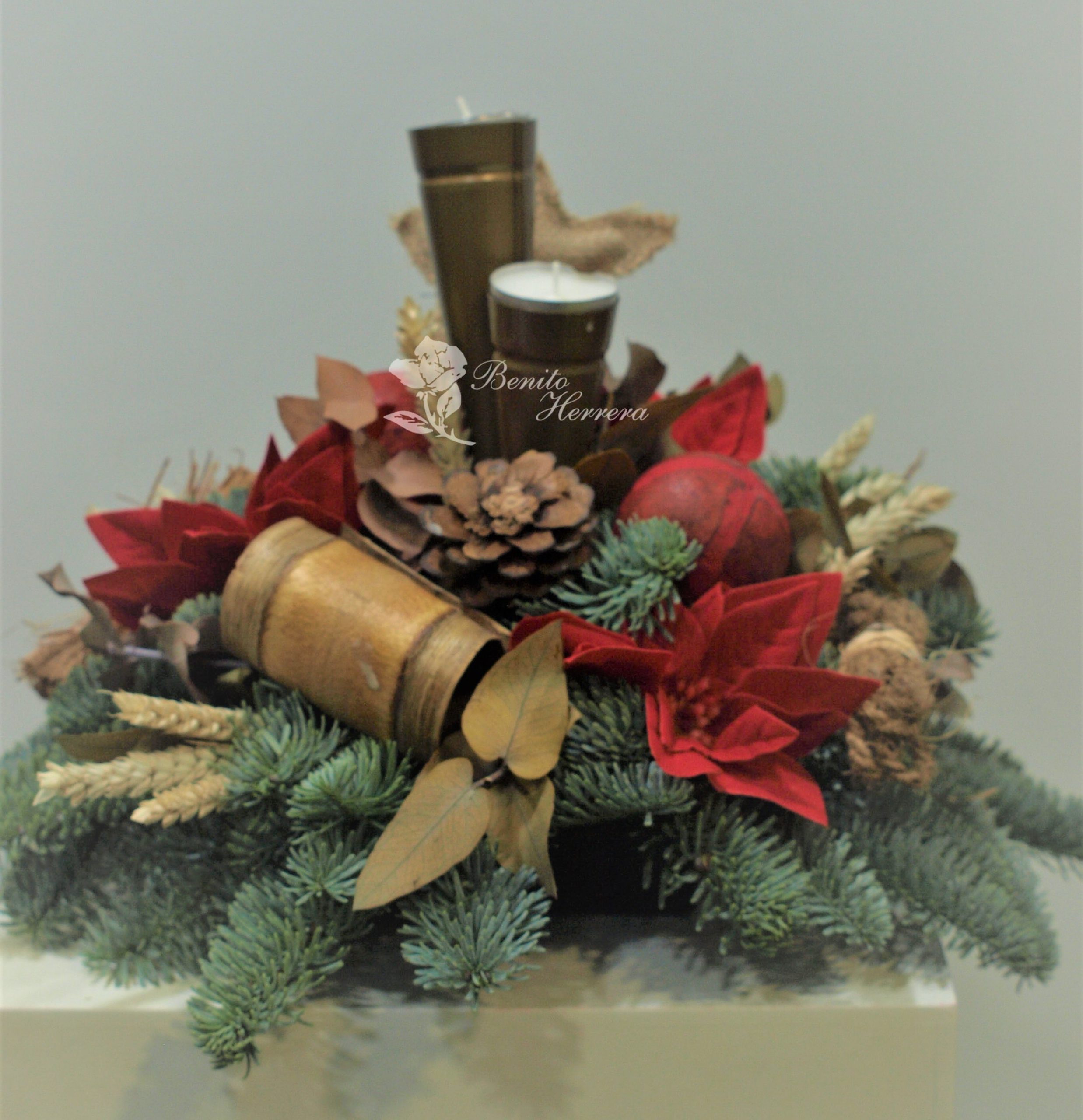 Centro de mesa navideño con vela cono. 4