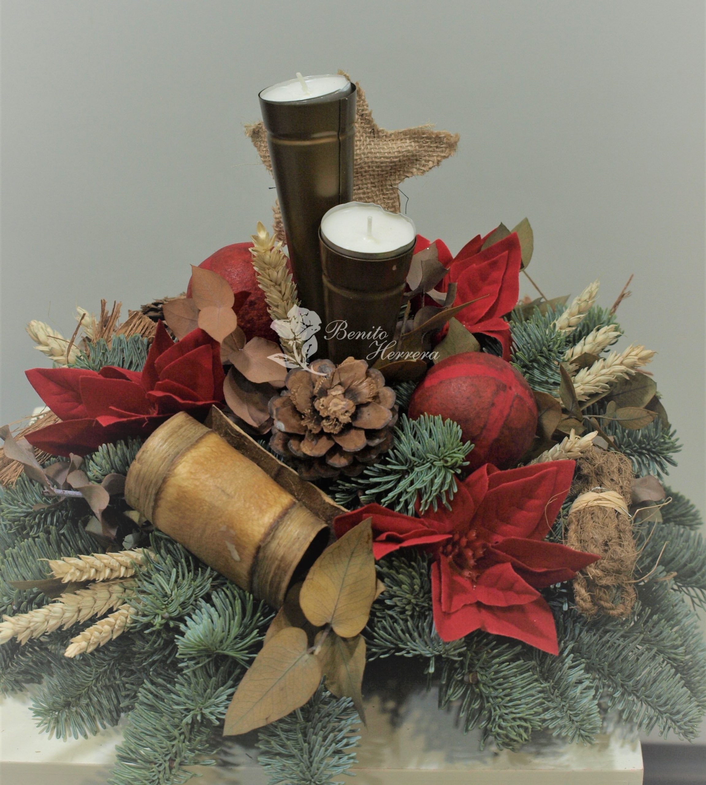 Centro de mesa navideño con vela cono. 3