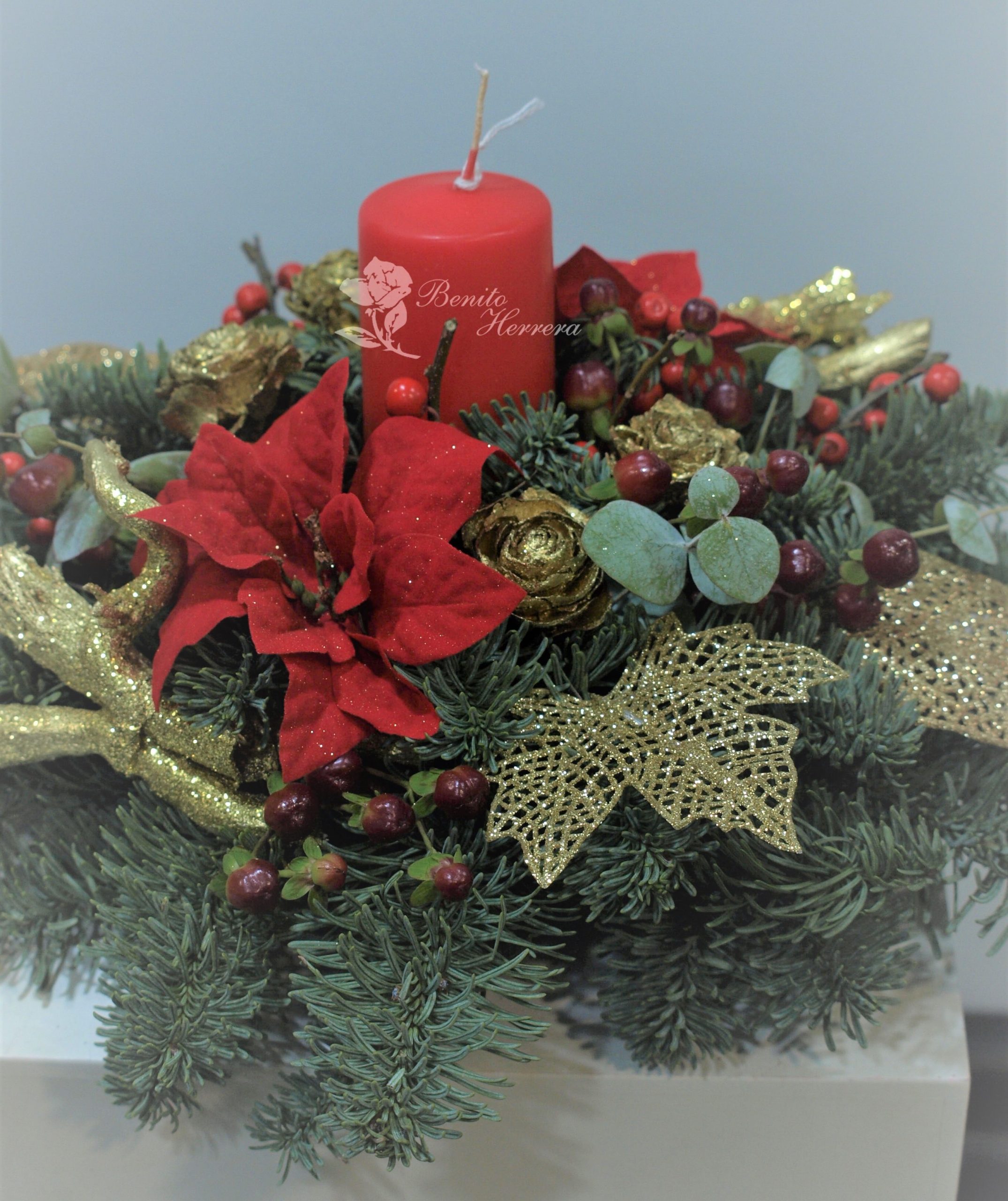 Centro de mesa redondo rojo y oro. 3