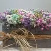 Caja con paniculata de colores.