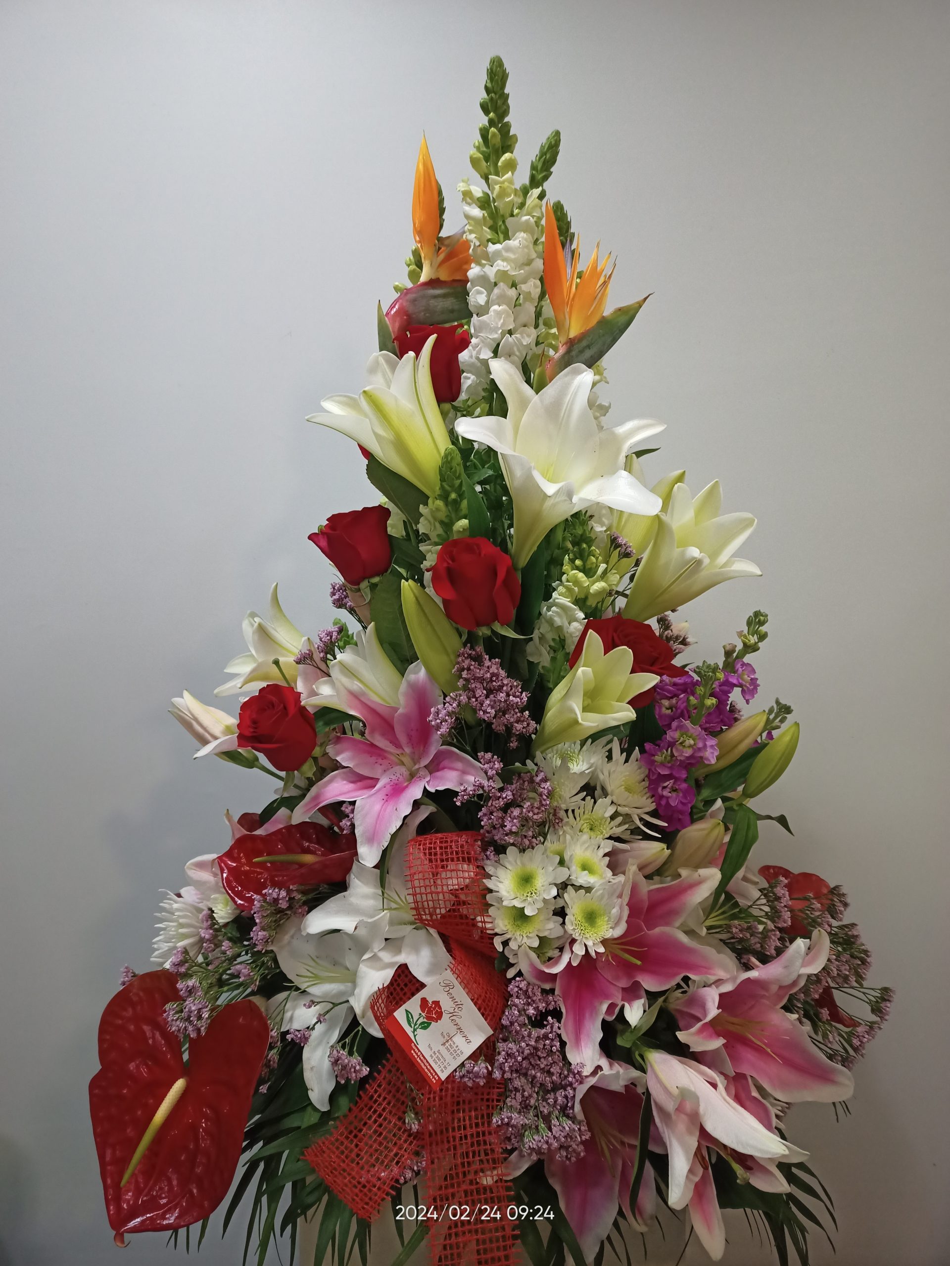 Centro variado con rosas. 3