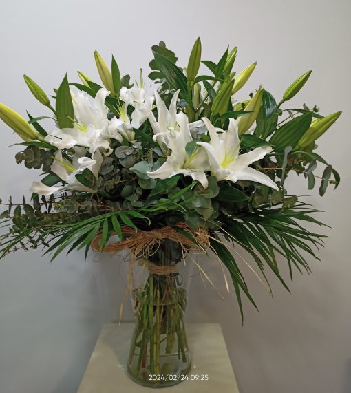 Jarrón de cristal con lilium blanco 3